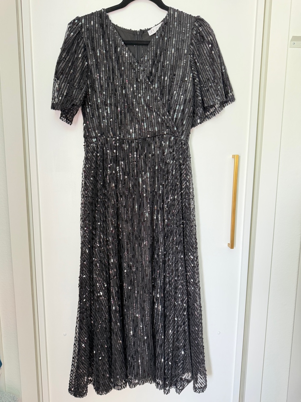 Women’s Ivy City Co Goldie Black Sequin Midi Dress. Size S.